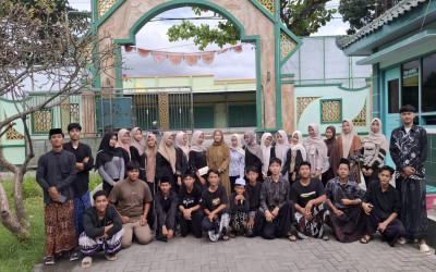 MENEBAR BERKAH DI BULAN SUCI: IPNU IPPNU SMK NU LASEM BAGIKAN SEMBAKO DAN RATUSAN TAKJIL GRATIS